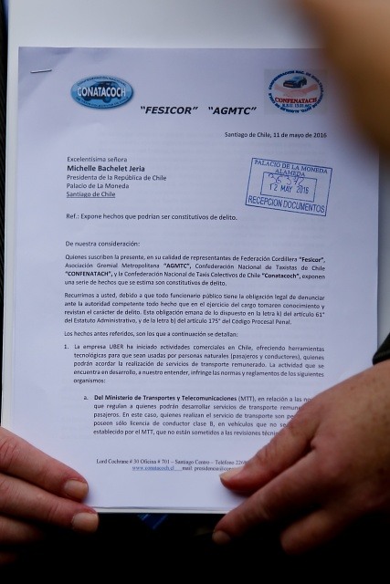 Dirigentes de taxistas y colectiveros entregan carta en La Moneda ...